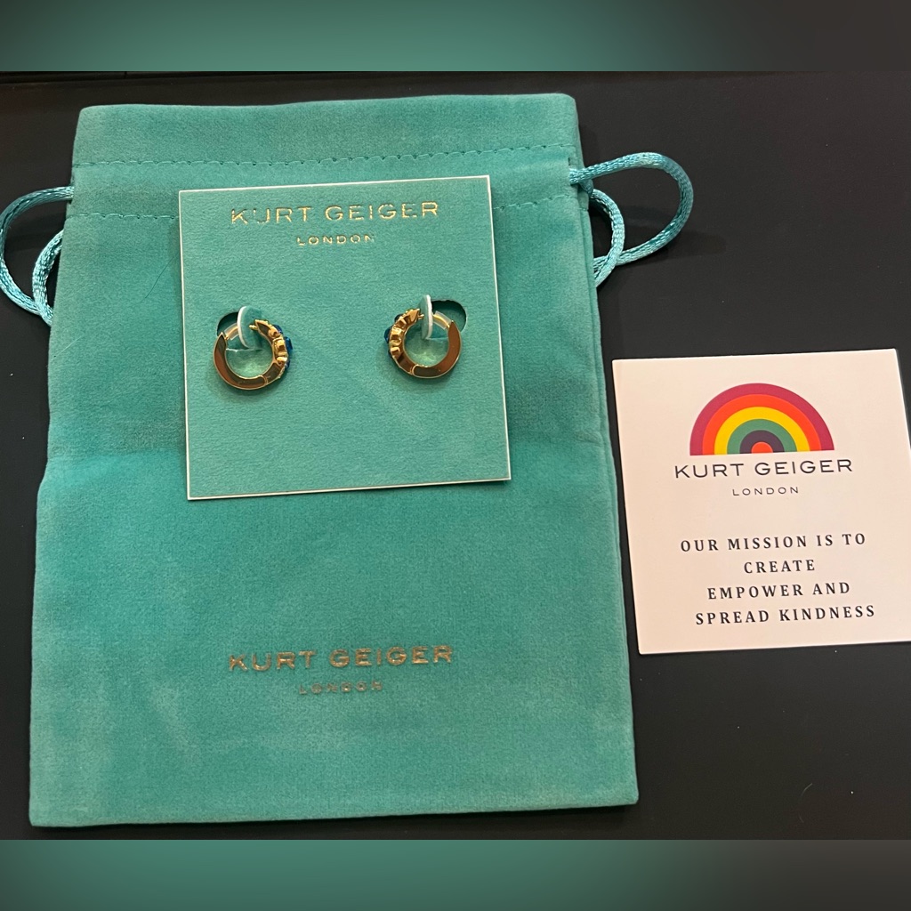 Kurt Geiger London Nwt Gorgeous Small Crystal Huggie Earrings In Gold And Blue